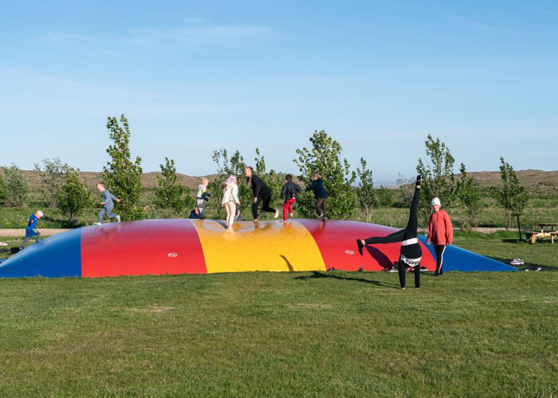 Ærslabelgur, börn, Djúpivogur, sumar. Ljósmynd: Jessica Auer.