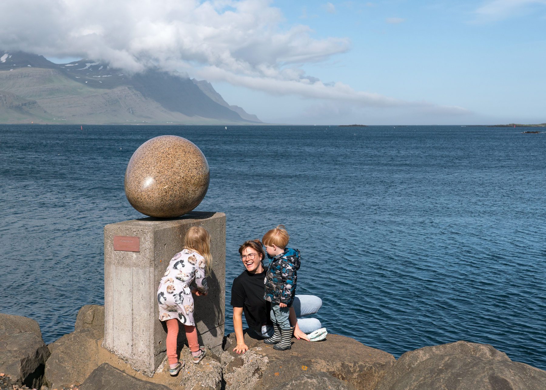 Greta Mjöll Samuelsdottir, Samúel Fróði Lefever, Regína Anna Lefever, mannlíf, barn, börn, samfélag, eggin í Gleðivík, Djúpivogur. Ljósmynd: Jessica Auer.