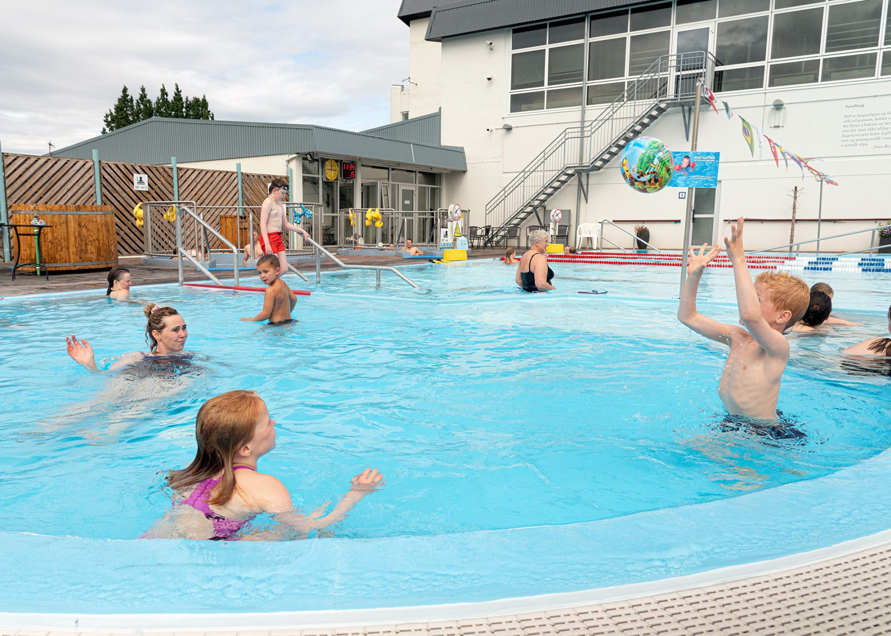 Egilsstaðir, sundlaug, Fljótsdalshérað, Elly Sand, Hjálmar Sand, samfélag, barn, börn. Ljósmynd: Jessica Auer.
