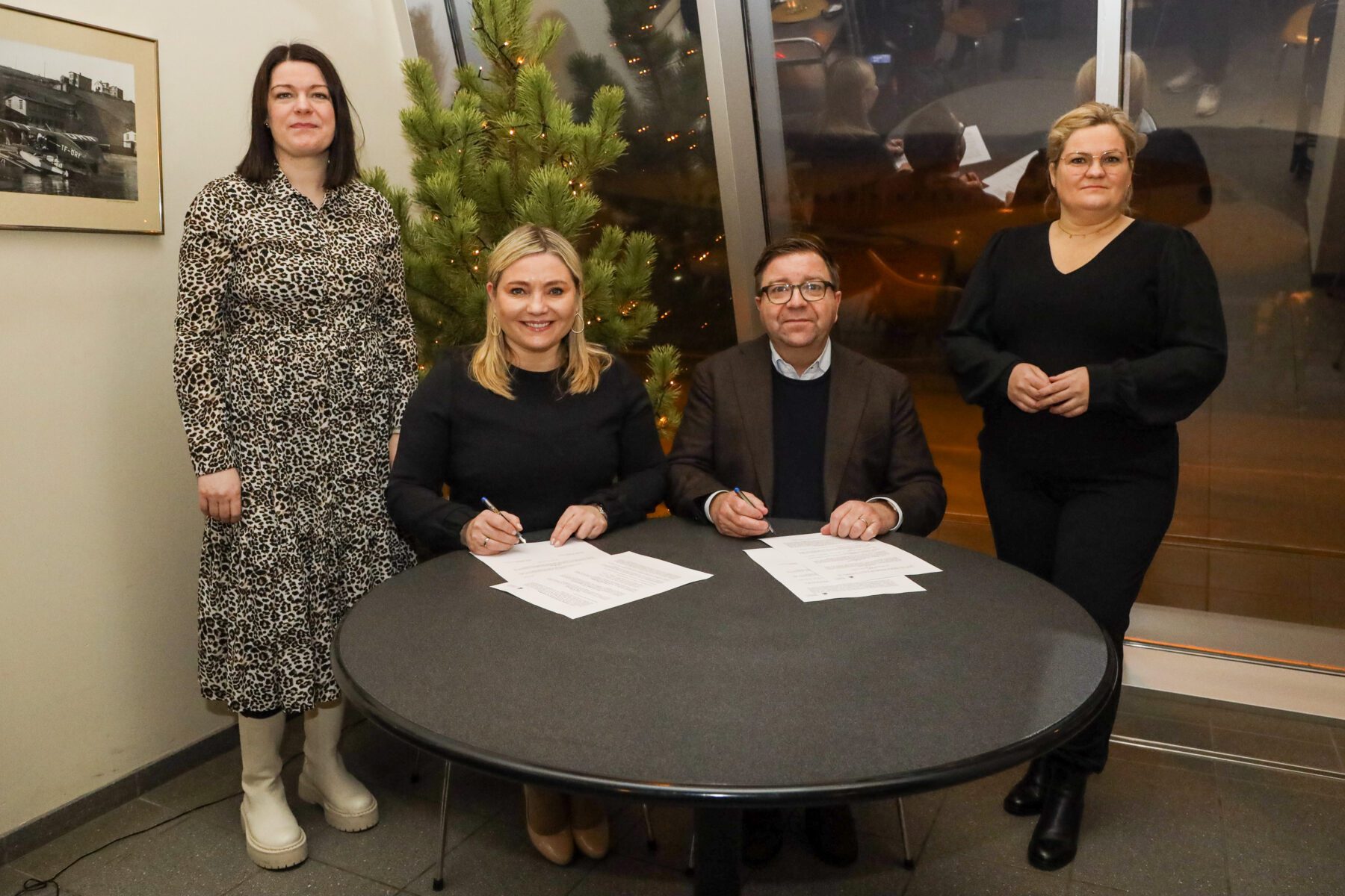 Á Akureyrarflugvelli: Arnheiður Jóhannsdóttir framkvæmdarstjóri Markaðsstofu Norðurlands, Lilja Alfreðsdóttir menningar- og viðskiptaráðherra, Pétur Óskarsson forstjóri Íslandsstofu og Dagmar Ýr Stefánsdóttir framkvæmdarstjóri Austurbrúar.