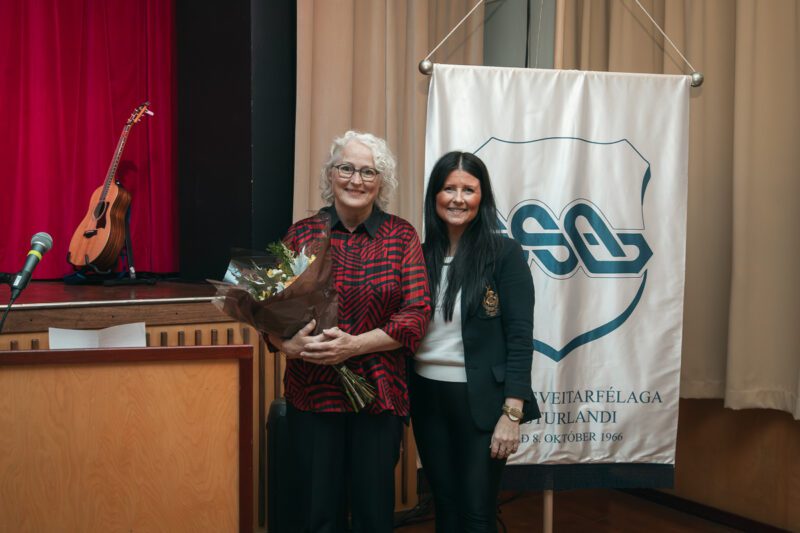 Björg Einarsdóttir (menningarverðlaunahafi SSA 2025) og Berglind Harpa Svavarsdóttir, formaður SSA.