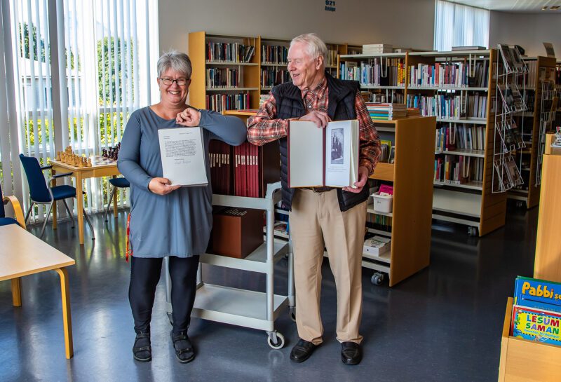 Guðrún Rúnarsdóttir forstöðukona bókasafnsins á Reyðarfirði. Vigfús Ólafsson.